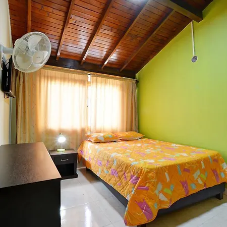 Casa Grande Para Grupos Siete Habitaciones BiG HOUSE 7 Bedrooms Medellín Exterior foto